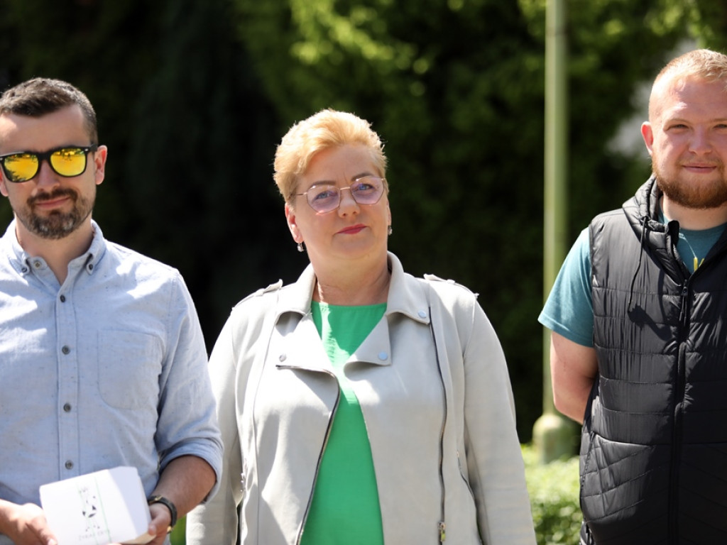Przynieśli do szpitala maskotki, by w tym wyjątkowym dniu u dzieci pojawił się uśmiech