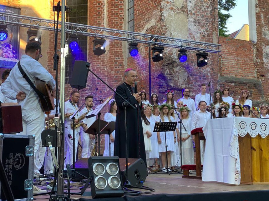 Trwa właśnie V Głogowski Wieczór Chwały! Wpadajcie online, bo miejsca w realu już zajęte