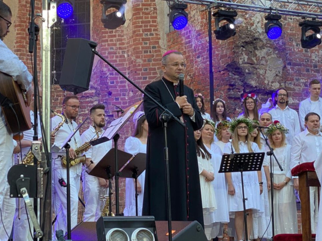 Trwa właśnie V Głogowski Wieczór Chwały! Wpadajcie online, bo miejsca w realu już zajęte