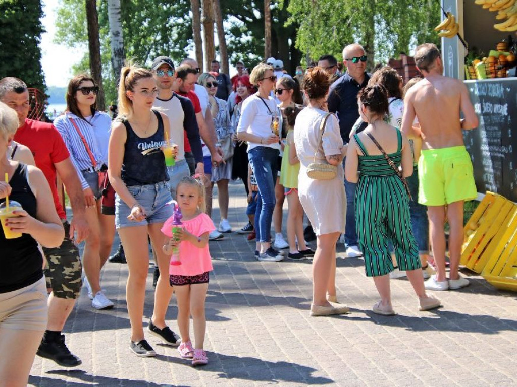 Tłumy w Sławie! Na parking SCKiW wjechało prawie 900 samochodów!