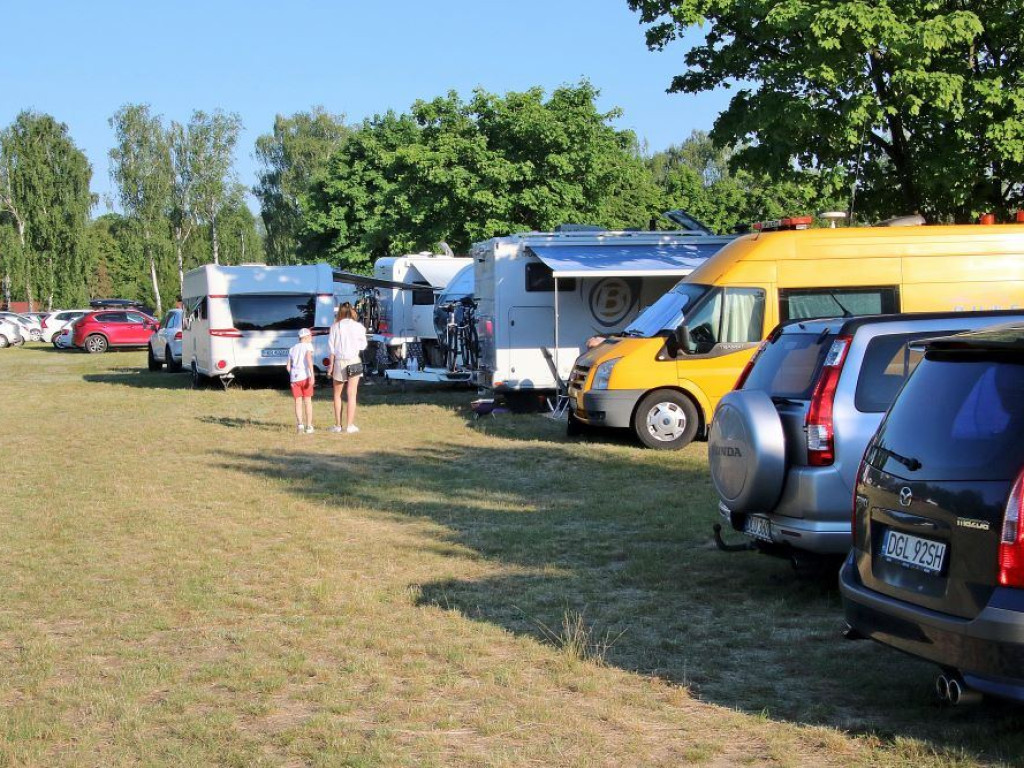 Tłumy w Sławie! Na parking SCKiW wjechało prawie 900 samochodów!