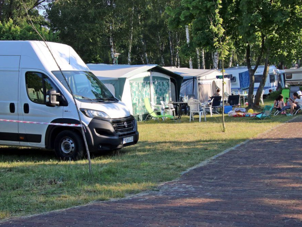 Tłumy w Sławie! Na parking SCKiW wjechało prawie 900 samochodów!
