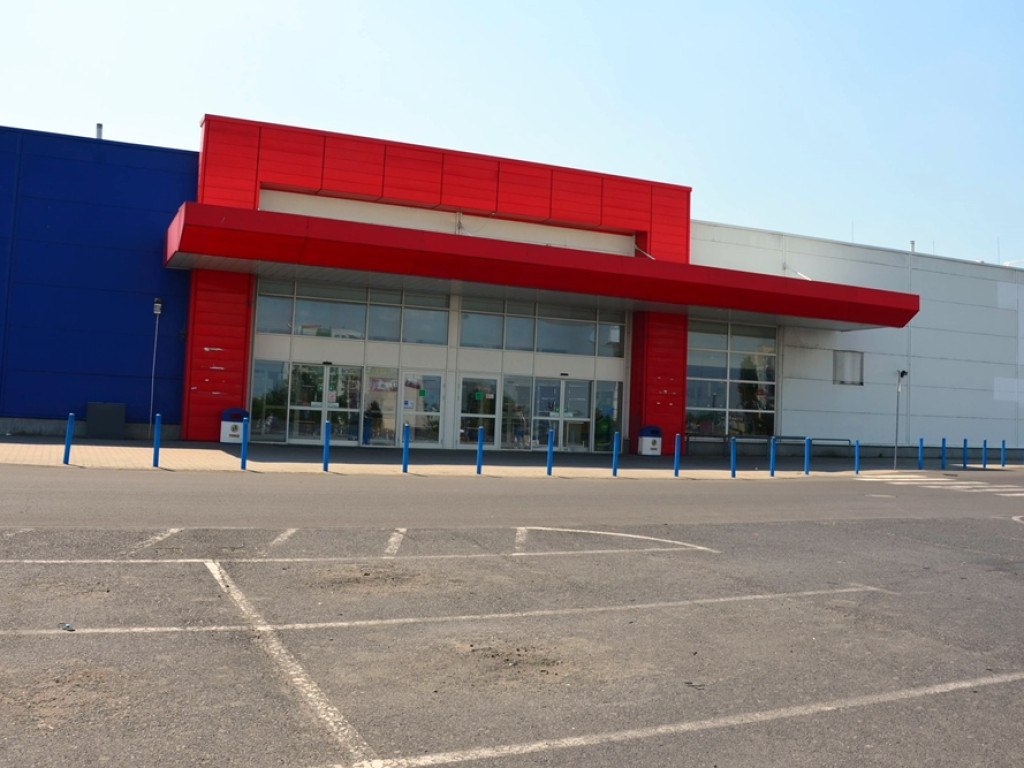 Szyldy zniknęły. Tesco zamknięte. A ludzie przez szybę zaglądają do środka