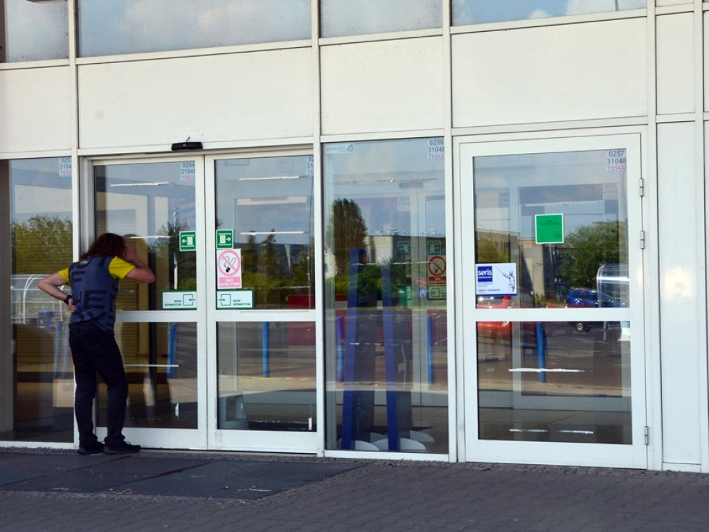 Szyldy zniknęły. Tesco zamknięte. A ludzie przez szybę zaglądają do środka
