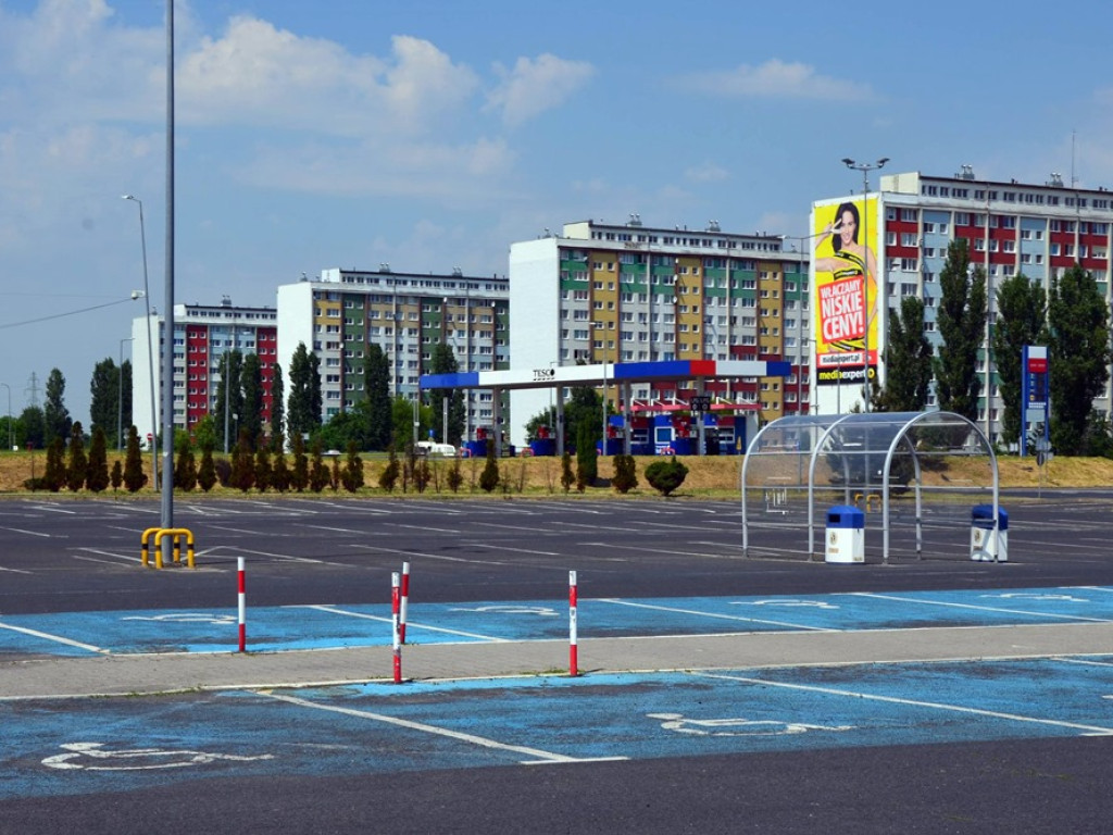 Szyldy zniknęły. Tesco zamknięte. A ludzie przez szybę zaglądają do środka