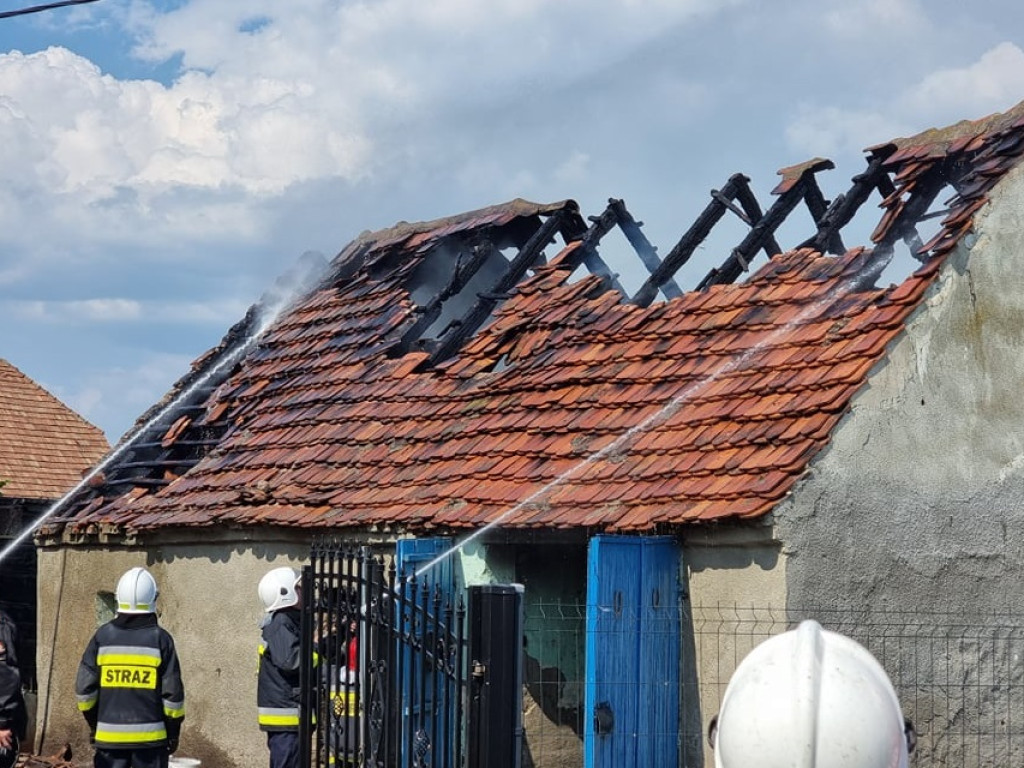Dach stanął w płomieniach. Kilka wozów strażackich w akcji