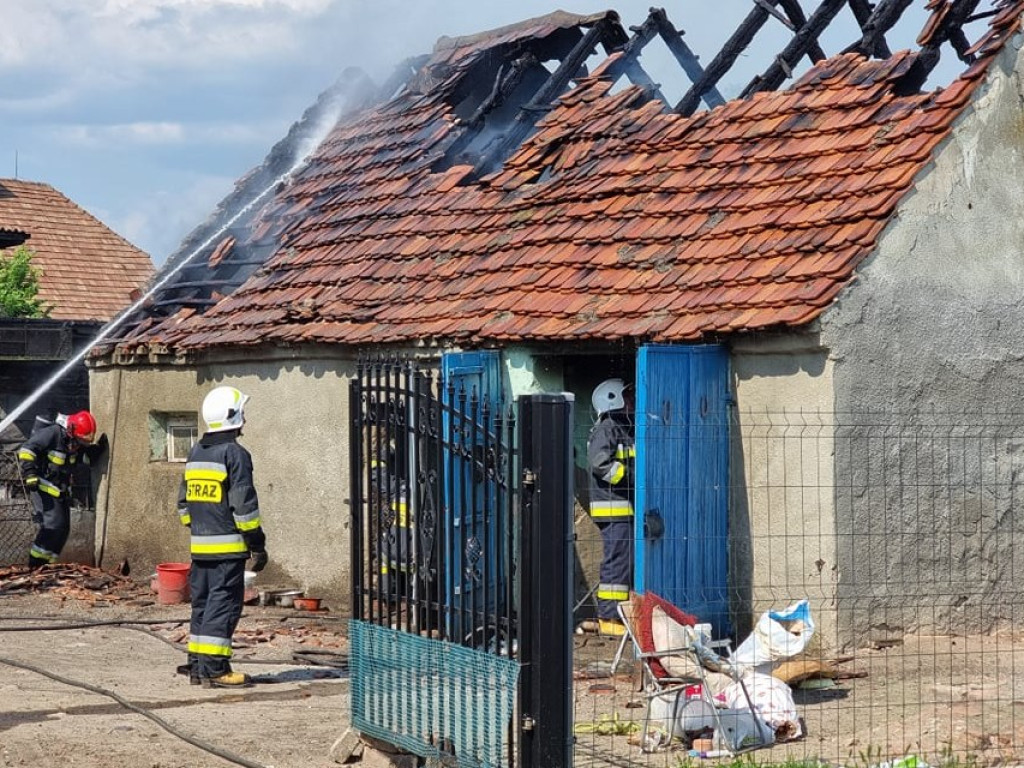 Dach stanął w płomieniach. Kilka wozów strażackich w akcji