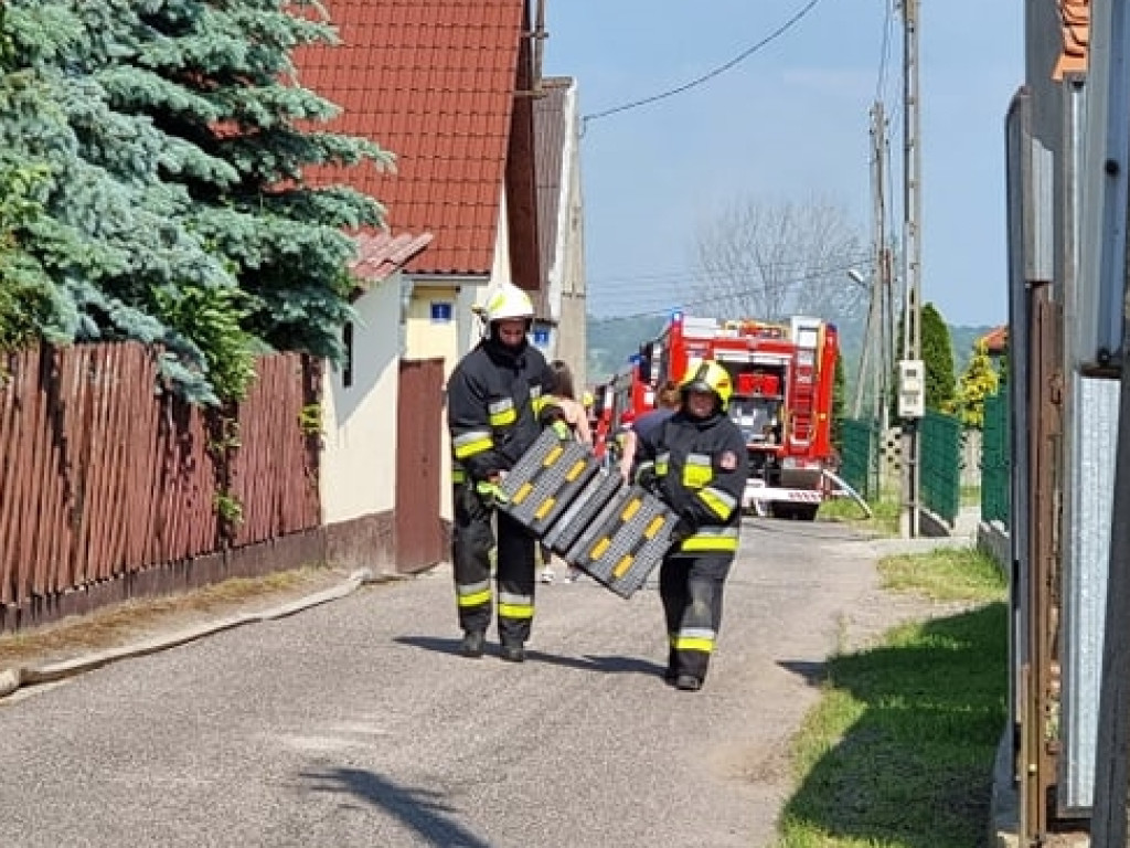 Dach stanął w płomieniach. Kilka wozów strażackich w akcji