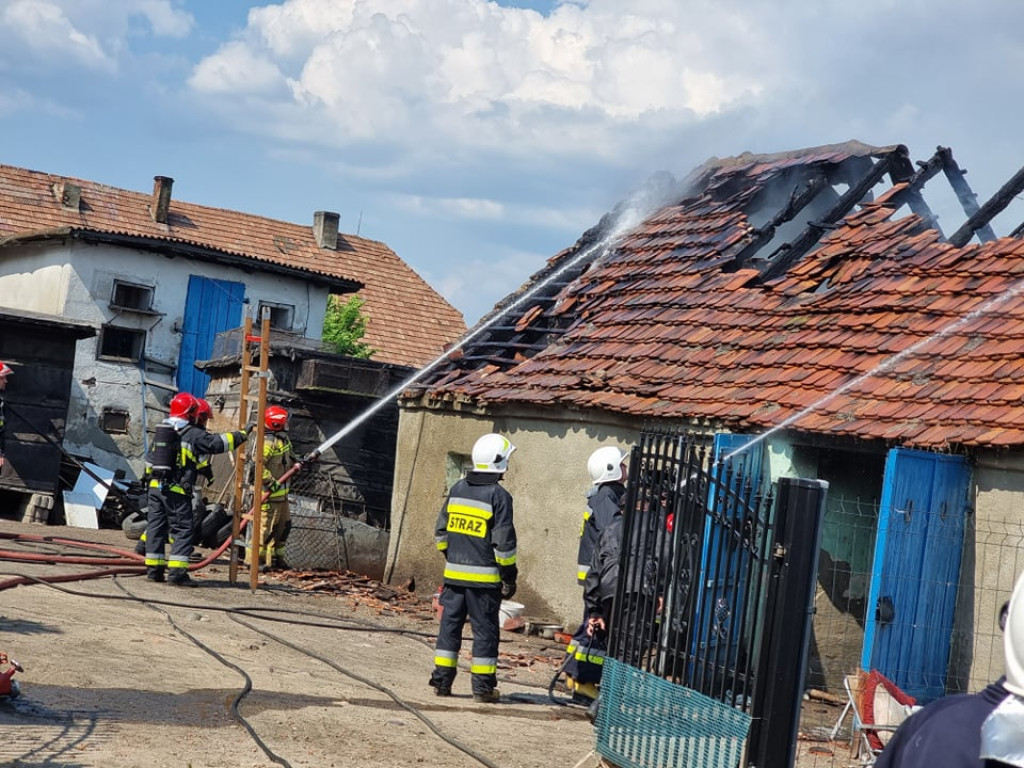 Dach stanął w płomieniach. Kilka wozów strażackich w akcji