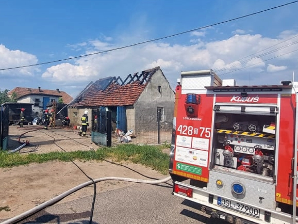 Dach stanął w płomieniach. Kilka wozów strażackich w akcji