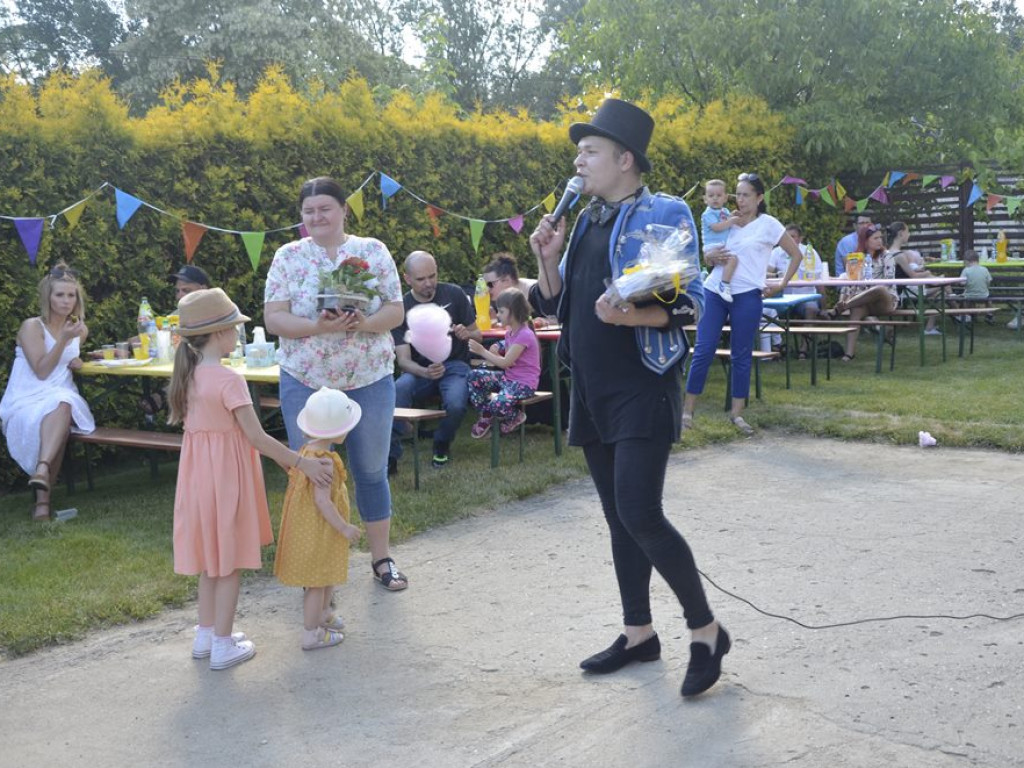 Bawią się i pomagają. Piknik rodzinny w przedszkolu 