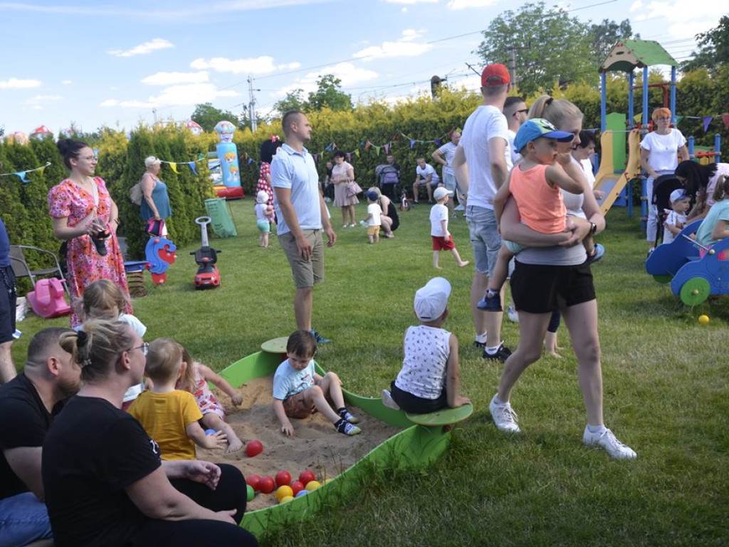 Bawią się i pomagają. Piknik rodzinny w przedszkolu 