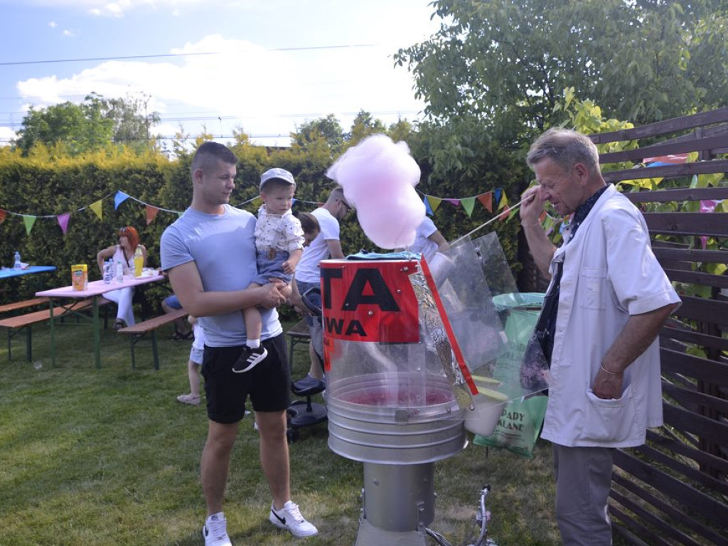 Bawią się i pomagają. Piknik rodzinny w przedszkolu 