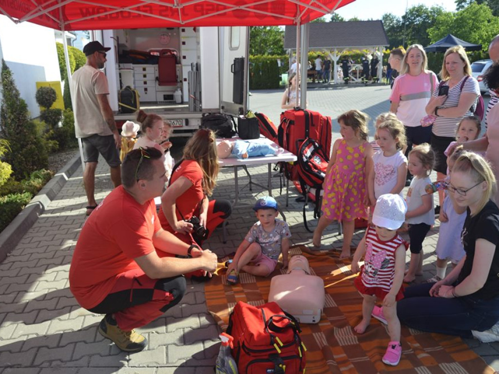Bawią się i pomagają. Piknik rodzinny w przedszkolu 