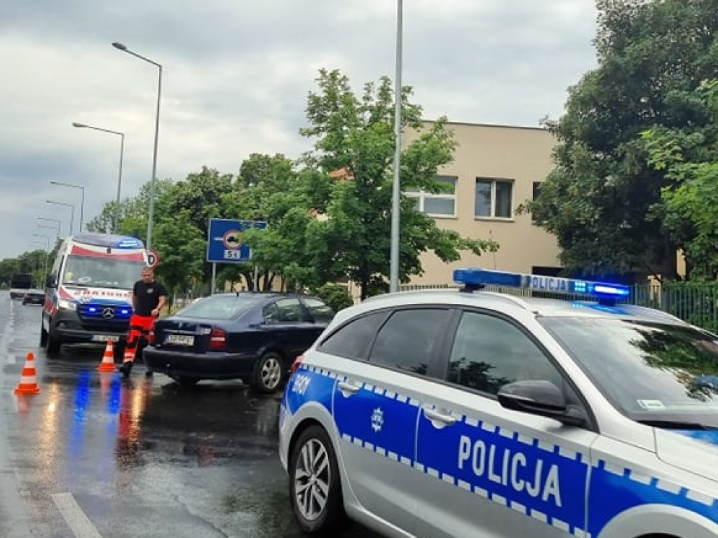 Wpadł w poślizg i uderzył w latarnię. Kolizja na ul. Wojska Polskiego