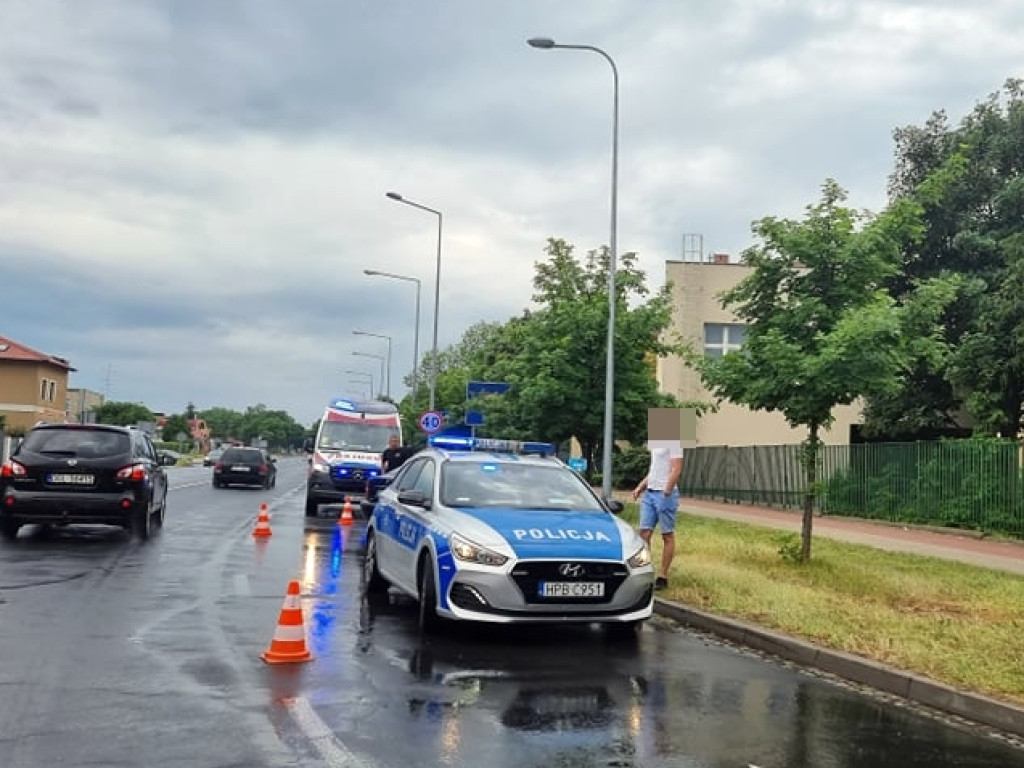 Wpadł w poślizg i uderzył w latarnię. Kolizja na ul. Wojska Polskiego