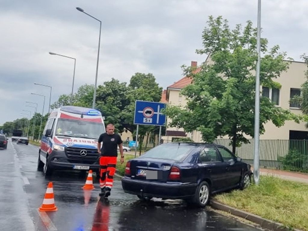 Wpadł w poślizg i uderzył w latarnię. Kolizja na ul. Wojska Polskiego