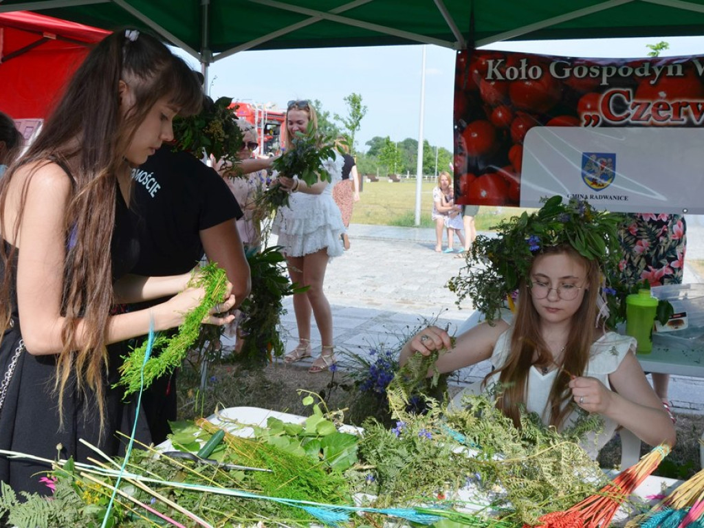 Kobiety się dziś bawią! GłogoWianki plotą wianki z kwiatów na obrządek świętojański