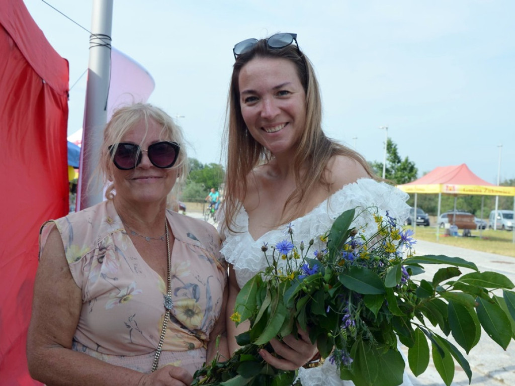 Kobiety się dziś bawią! GłogoWianki plotą wianki z kwiatów na obrządek świętojański