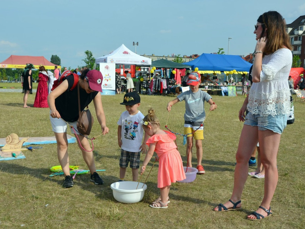 Kobiety się dziś bawią! GłogoWianki plotą wianki z kwiatów na obrządek świętojański