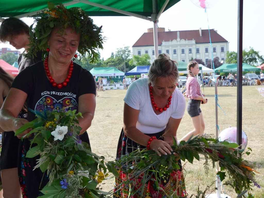 Kobiety się dziś bawią! GłogoWianki plotą wianki z kwiatów na obrządek świętojański