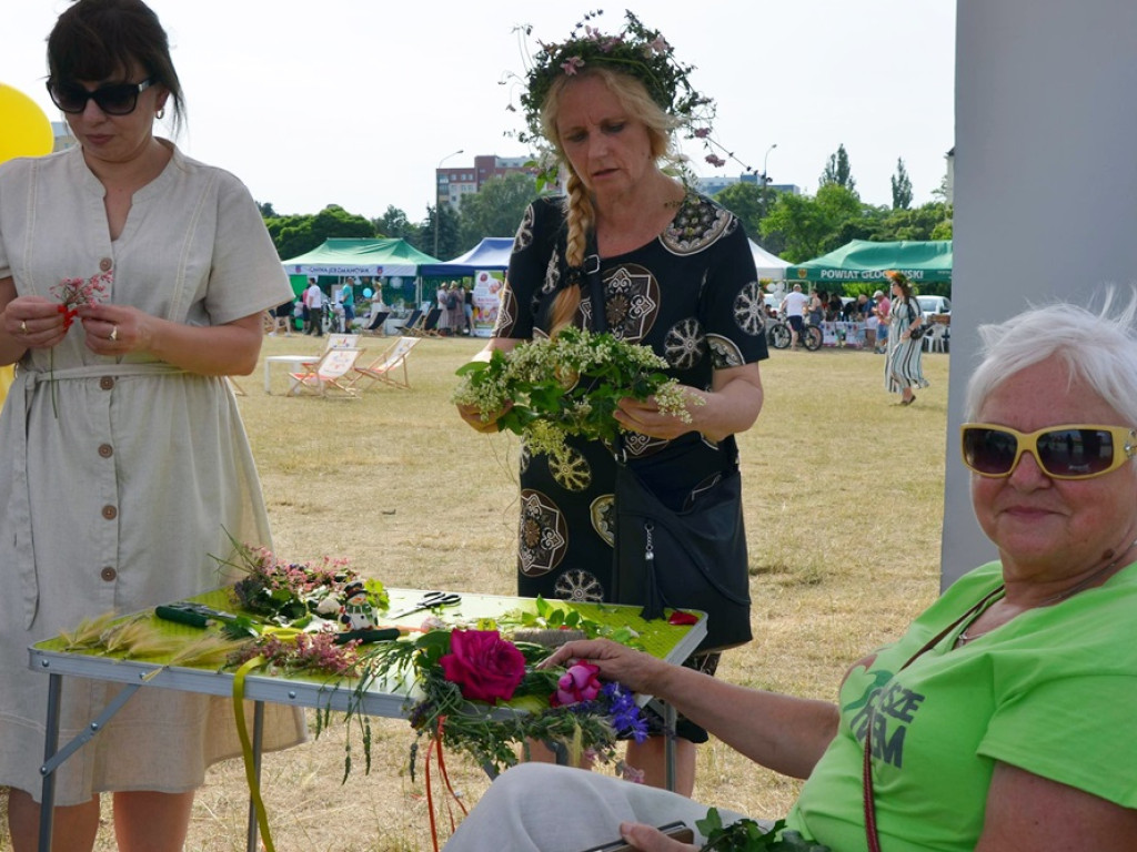 Kobiety się dziś bawią! GłogoWianki plotą wianki z kwiatów na obrządek świętojański