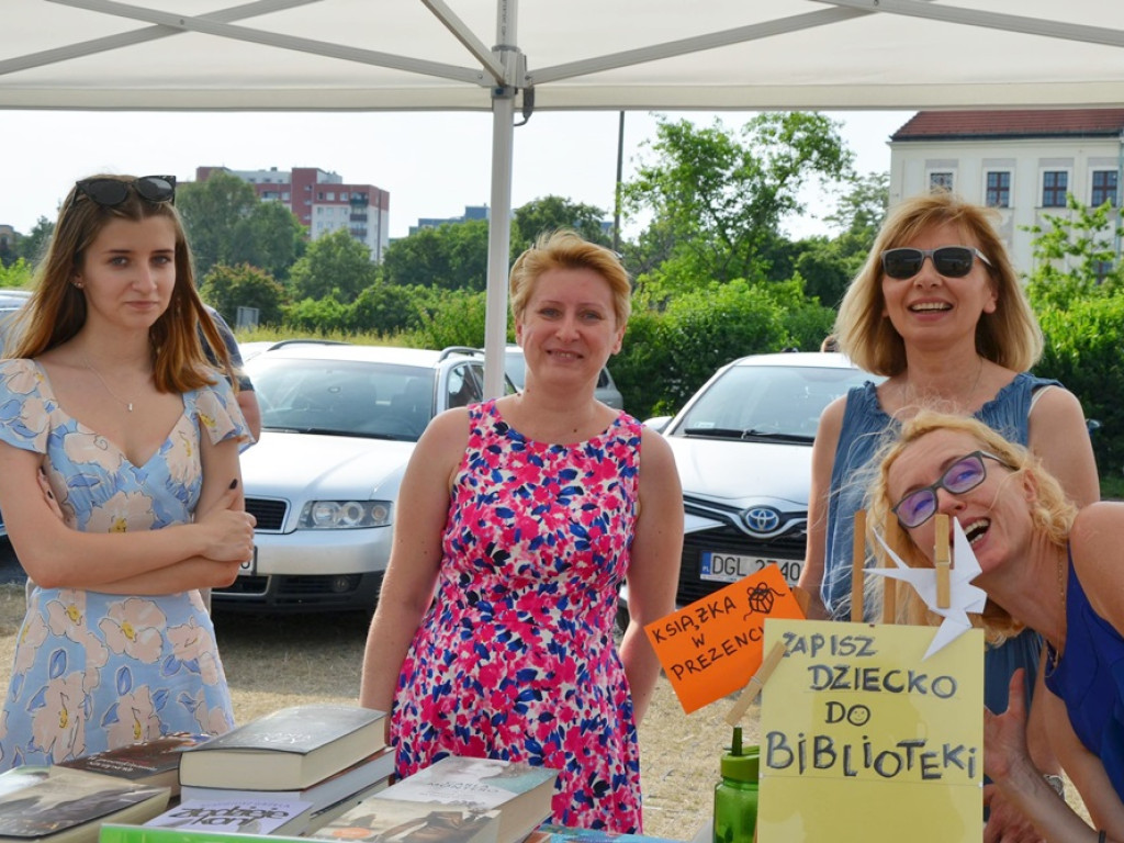 Kobiety się dziś bawią! GłogoWianki plotą wianki z kwiatów na obrządek świętojański