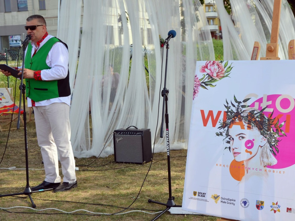 Kobiety się dziś bawią! GłogoWianki plotą wianki z kwiatów na obrządek świętojański