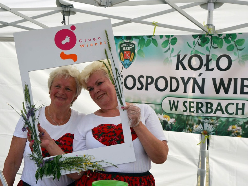 Kobiety się dziś bawią! GłogoWianki plotą wianki z kwiatów na obrządek świętojański