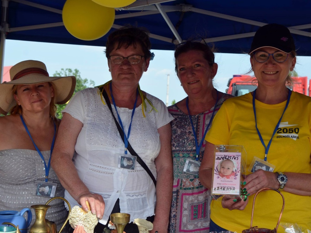 Kobiety się dziś bawią! GłogoWianki plotą wianki z kwiatów na obrządek świętojański