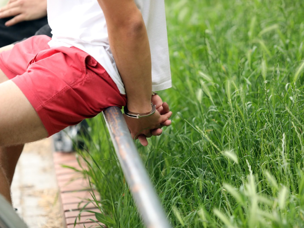 18-latek zakuty w kajdanki na al. Wolności! Co się tam stało? [ZDJĘCIA]