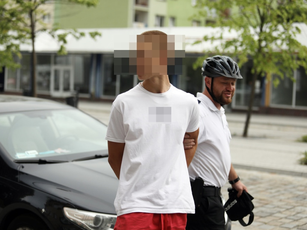 18-latek zakuty w kajdanki na al. Wolności! Co się tam stało? [ZDJĘCIA]