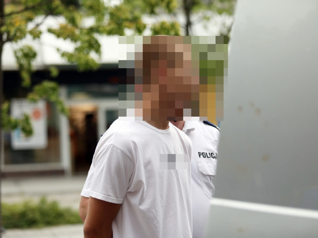 18-latek zakuty w kajdanki na al. Wolności! Co się tam stało? [ZDJĘCIA]