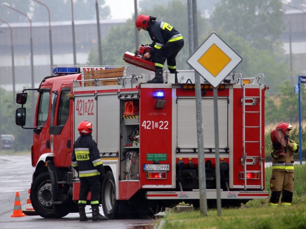 Po nawałnicy strażacy pompują wodę. Zalane podwórka i ulice