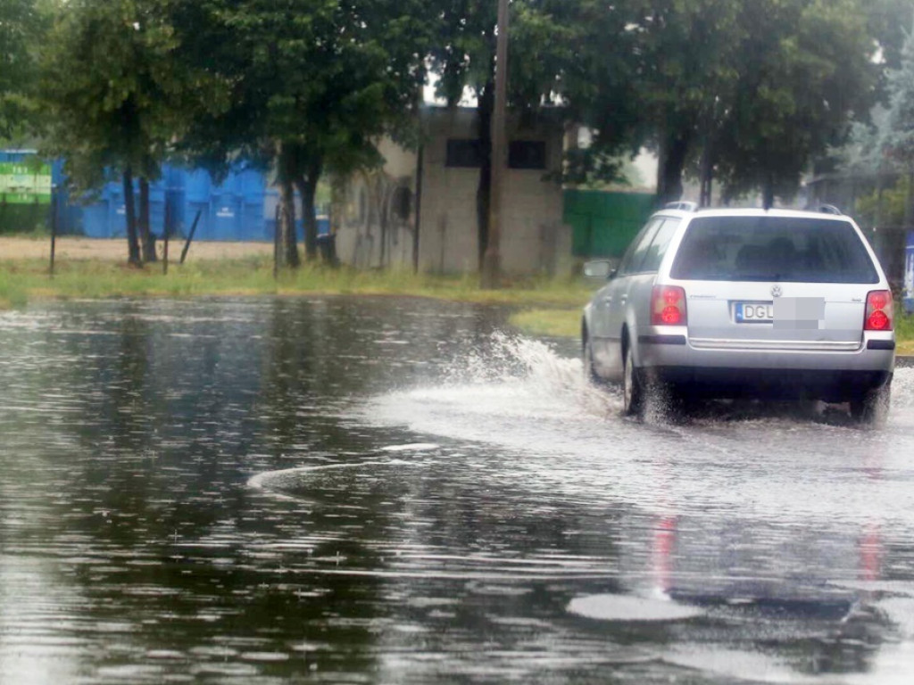 Po nawałnicy strażacy pompują wodę. Zalane podwórka i ulice