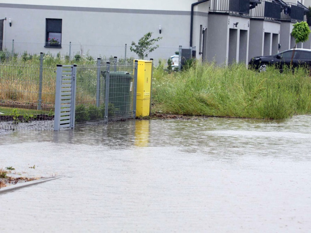 Po nawałnicy strażacy pompują wodę. Zalane podwórka i ulice