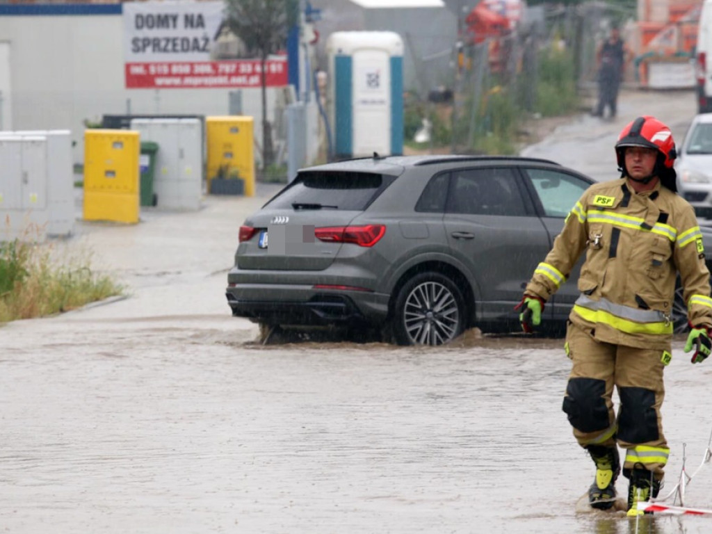 Po nawałnicy strażacy pompują wodę. Zalane podwórka i ulice