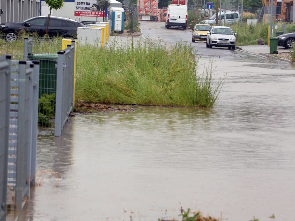 Po nawałnicy strażacy pompują wodę. Zalane podwórka i ulice