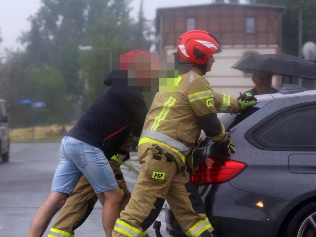 Po nawałnicy strażacy pompują wodę. Zalane podwórka i ulice