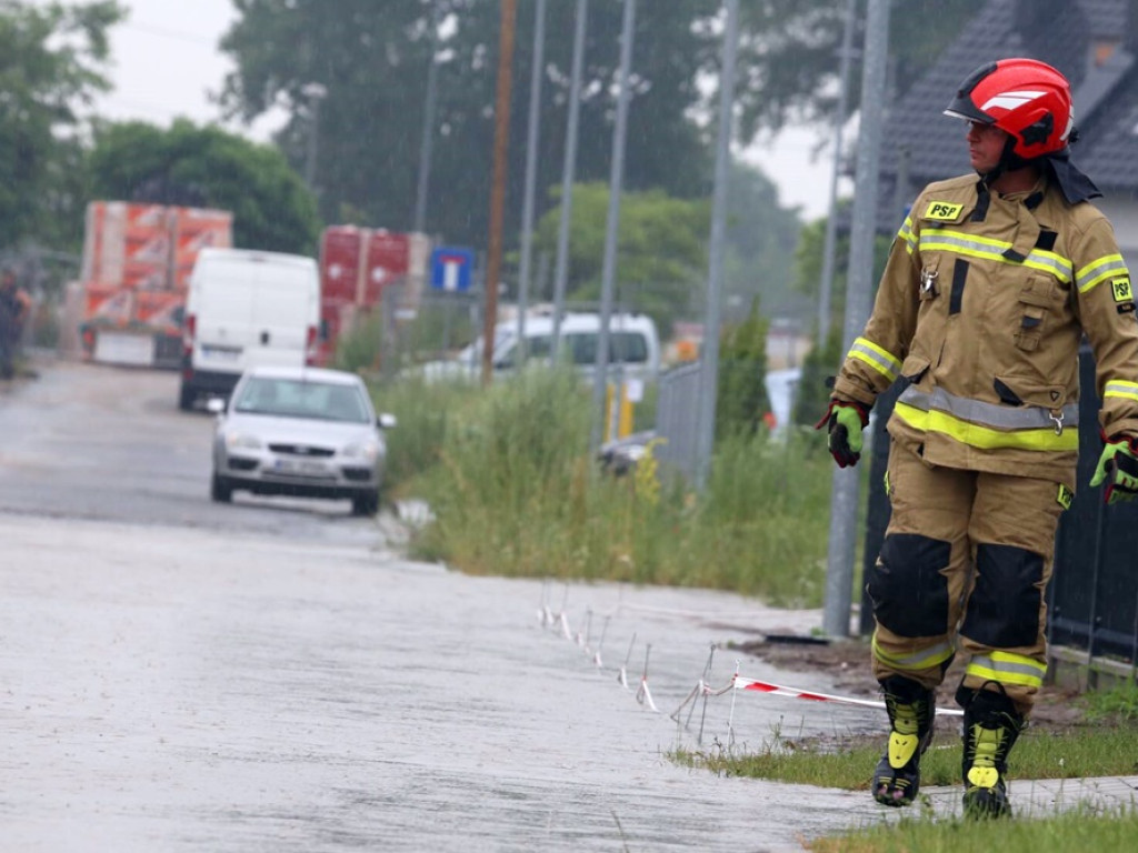 Po nawałnicy strażacy pompują wodę. Zalane podwórka i ulice