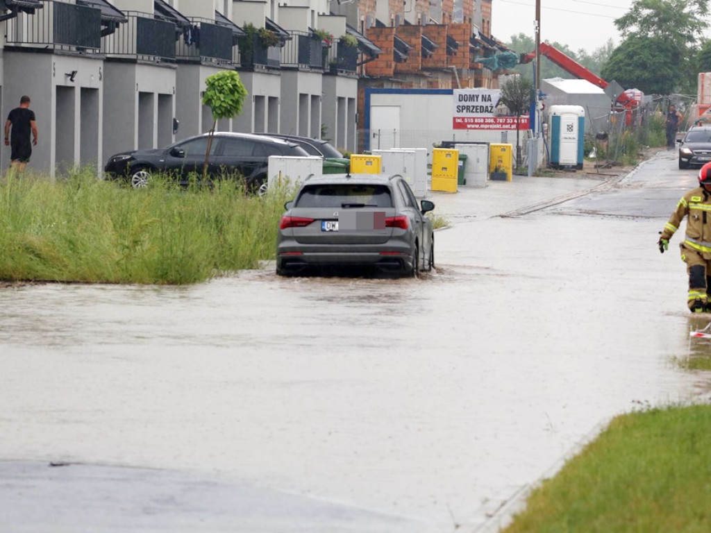 Po nawałnicy strażacy pompują wodę. Zalane podwórka i ulice