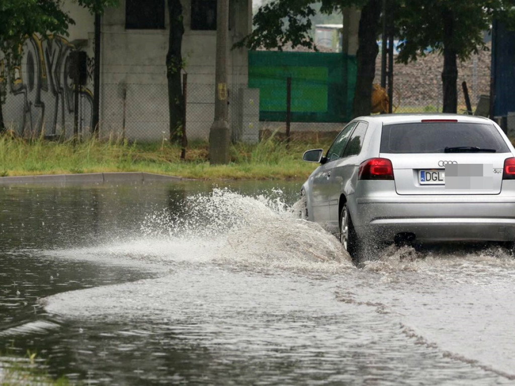 Po nawałnicy strażacy pompują wodę. Zalane podwórka i ulice