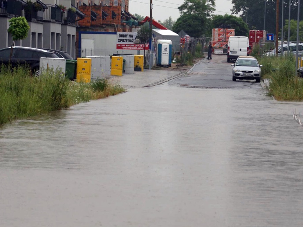 Po nawałnicy strażacy pompują wodę. Zalane podwórka i ulice