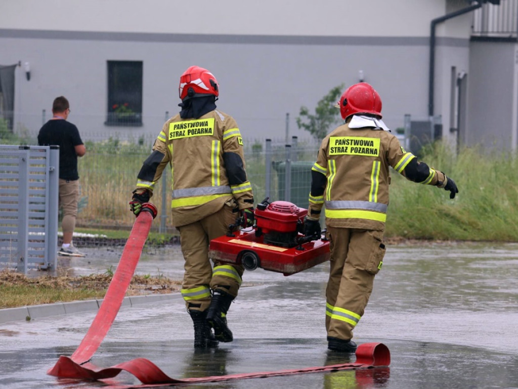 Po nawałnicy strażacy pompują wodę. Zalane podwórka i ulice
