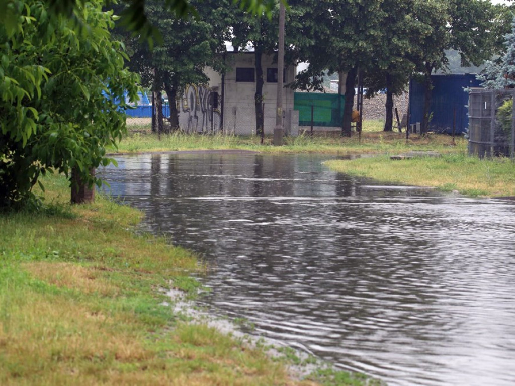 Po nawałnicy strażacy pompują wodę. Zalane podwórka i ulice