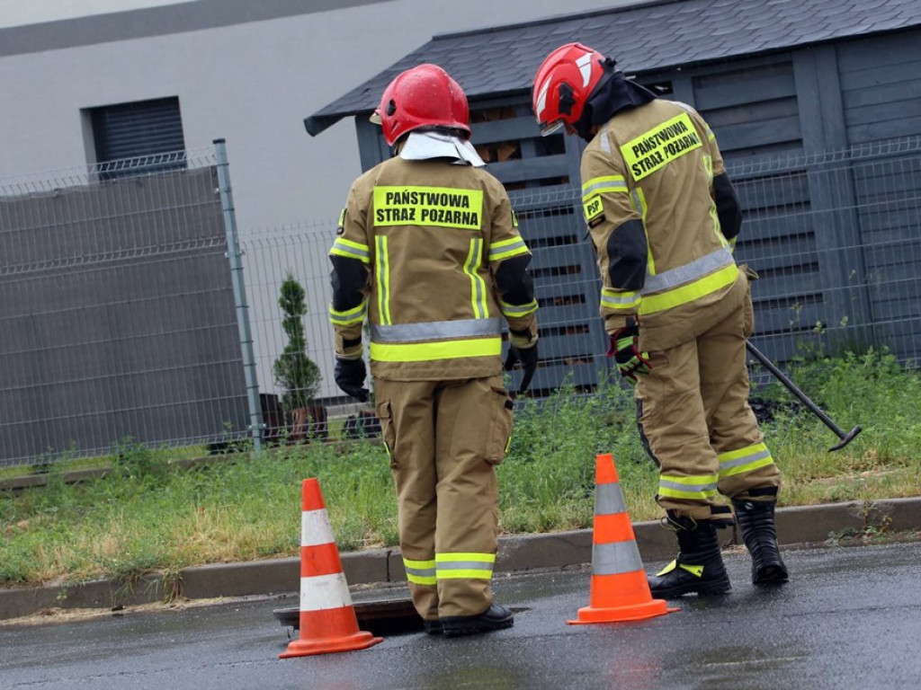 Po nawałnicy strażacy pompują wodę. Zalane podwórka i ulice