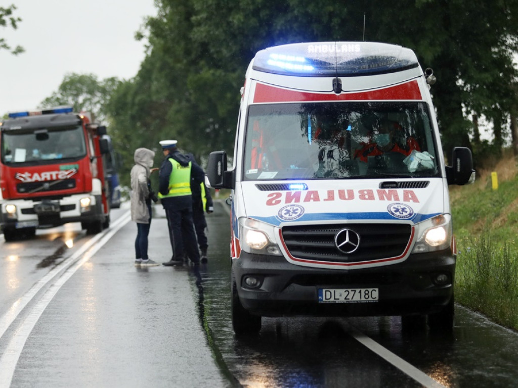 Auto dachowało pomiędzy Głogowem a Nielubią. Matka i dziecko w szpitalu [ZDJĘCIA]