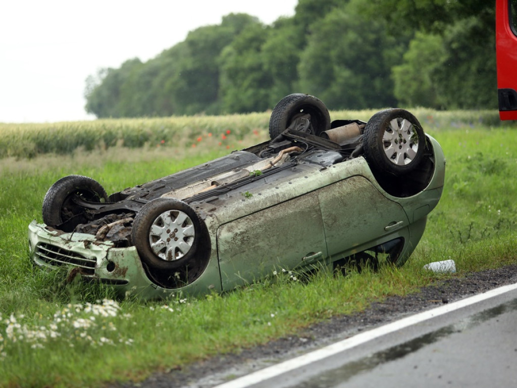 Auto dachowało pomiędzy Głogowem a Nielubią. Matka i dziecko w szpitalu [ZDJĘCIA]