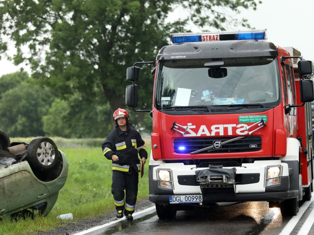 Auto dachowało pomiędzy Głogowem a Nielubią. Matka i dziecko w szpitalu [ZDJĘCIA]
