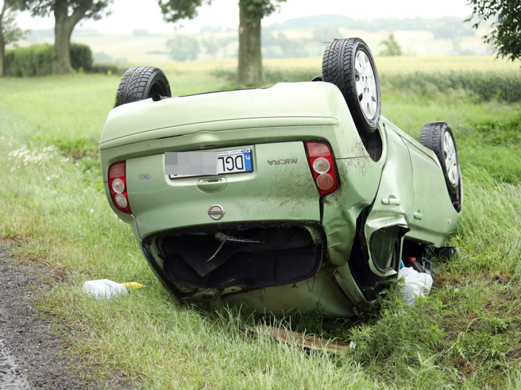 Auto dachowało pomiędzy Głogowem a Nielubią. Matka i dziecko w szpitalu [ZDJĘCIA]